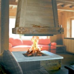 cheminée chalet centrale hotte en bois suspendue pierre sèche atre et loisirs