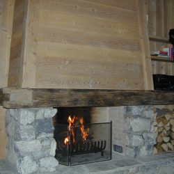 cheminée chalet hotte en bois grosse pierre rustique atre et loisirs