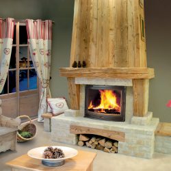 cheminée chalet en pierre beige vieux bois hotte en bois insert jotul modèle ecko atre et loisirs