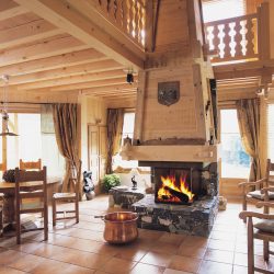 cheminée chalet pierre de pays et hotte en bois foyer insert atre epi atre et loisirs