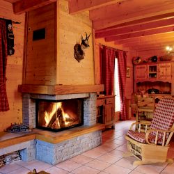 cheminée chalet en pierre sèche et hotte en bois foyer ruegg 720 atre et loisirs