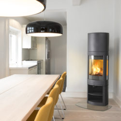 poêle à bois Jotul F 371 Advance avec rehausse et accumulateur de chaleur, poêle haut à accumulation, poêle moderne, poêle contemporain, poele en fonte, revendeur Jotul Chambery Annecy St Pierre de Bellevue Argonnay Epagny, revendeur Atre et Loisirs Arbin Montmélian Alberville Aix les Bains, revendeur Atre et Loisirs St Martin d'heres Echirolles St Egrève