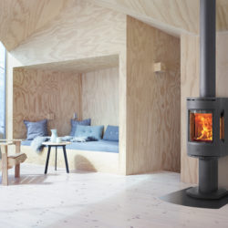 poêle à bois jotul F 137 avec pied cental et cotés vitrés, poêle en fonte noir, poele puissance 5kw, installateur Jotul Atre et Loisirs St Martin d'Hères Grenoble Isère 38, Atre et Loisirs Arbin Montmélian Albertville Savoie 73 , installateur JOtul Chambéry Annecy St Pierre de Bellevue Annecy Argonnay Epagny