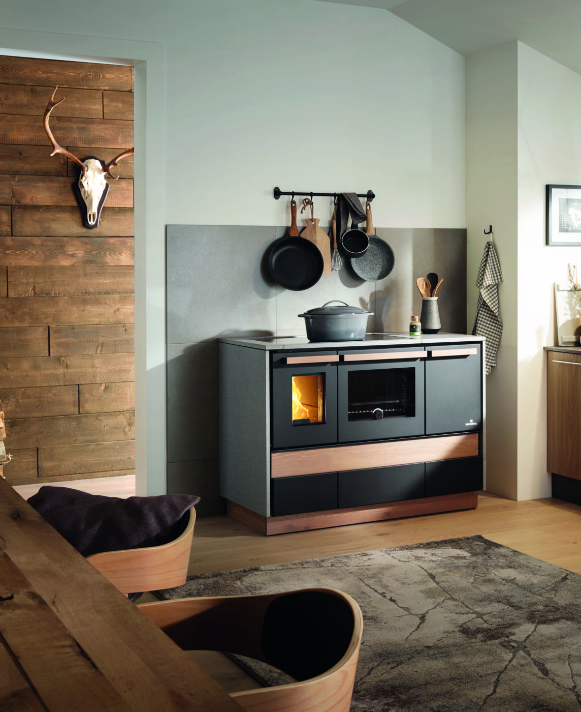 Cuisinière a bois Alpin Lohberger, avec tiroirs en bois, dessus et cotés en pierre grise. Atre et Loisirs Revendeur et installateur Lohberger en Savoie Isère Haute-Savoie