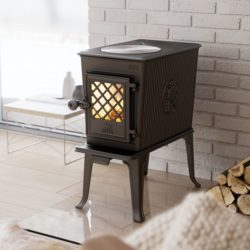 poeêle à bois Jotul F 602 eco design, avec plaque de cuisson dessus. poêle en fonte petit modèle . Installation Atre et Loisirs à Arbin Montmélien Chambéry Albertville Grenoble Staint Martin d'Hères Echirolles