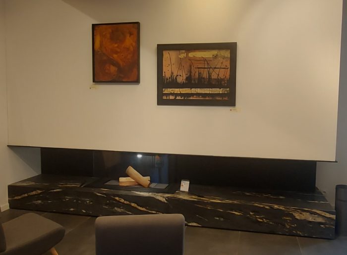 Tableau résine Bloodi B dans le showroom d’Arbin