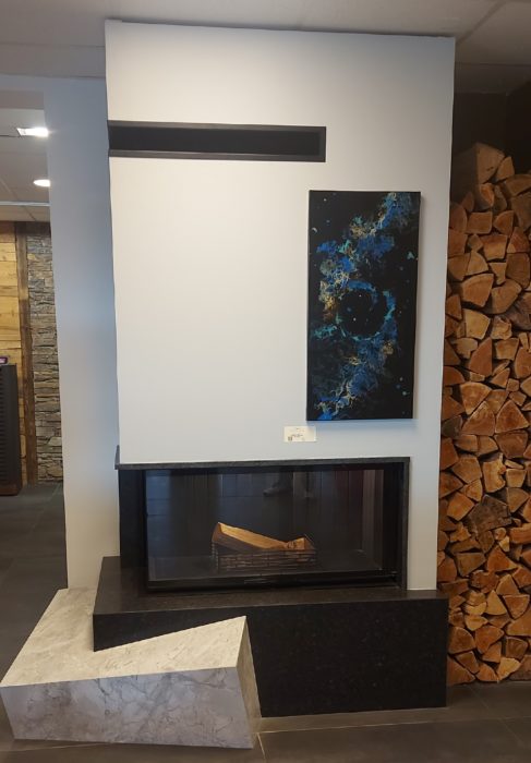 Tableau résine Bloodi B dans le showroom d’Arbin